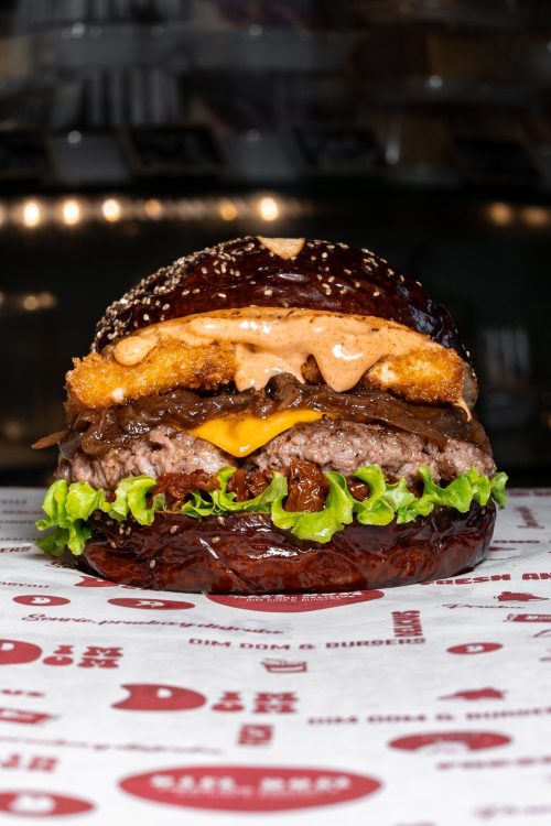 DIMDOMLAND, hamburguesa en pan pretzel